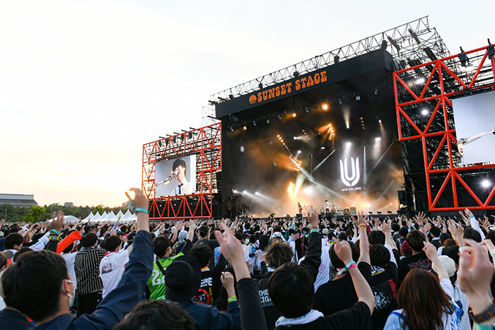 【ライブレポート】 UNISON SQUARE GARDENが極上の音を夕焼けの空に重ね合わせる極上ステージを披露！ ＜JAPAN JAM 2022＞