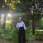 石川恋、ゆるっとカジュアルな現場コーデオフショット公開