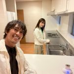 島崎遥香、新居散策中に笑顔でひょっこりする姿を公開