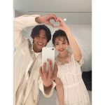 ウエディングドレス姿の島崎遥香、タキシード姿の佐野岳とのラブラブハートポーズショットを公開