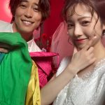 ウエディングドレス姿の島崎遥香、タキシード姿の佐野岳とのラブラブハートポーズショットを公開