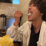 島崎遥香、新居散策中に笑顔でひょっこりする姿を公開