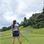 みちょぱ、超ミニスカのゴルフウエア姿で際立つ脚線美！