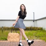 宮脇咲良、ミニ丈スカートから透明感あふれる美麗な太ももに反響！