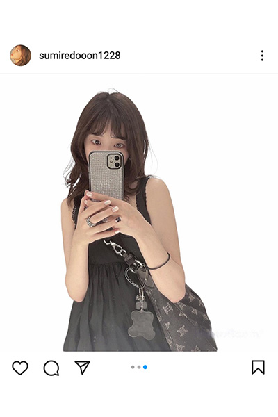 元サイサイのすぅ、ほっそり二の腕を見せノースリワンピ披露！