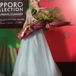 明日花キララ、「札幌コレクション」で豪華なシースルードレスを披露！