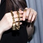 宮脇咲良、ミニ丈スカートから透明感あふれる美麗な太ももに反響！