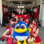 レースクイーン・橘香恋、超ミニ丈コスチュームで美脚際立つ振り向きショット披露！