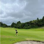 みちょぱ、超ミニスカのゴルフウエア姿で際立つ脚線美！