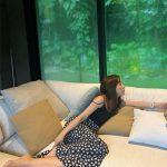 板野友美、キャミソール姿で寝転がるショットに「色っぽい」の声