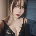 益若つばさ、セクシーすぎる黒レースのランジェリー姿を公開！