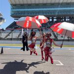 レースクイーン・橘香恋、超ミニ丈コスチュームで美脚際立つ振り向きショット披露！