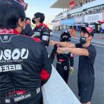 レースクイーン・橘香恋、超ミニ丈コスチュームで美脚際立つ振り向きショット披露！