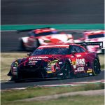 レースクイーン・橘香恋、超ミニ丈コスチュームで美脚際立つ振り向きショット披露！