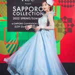 明日花キララ、「札幌コレクション」で豪華なシースルードレスを披露！