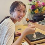 石川恋、まるでお寿司デート!?幸せそうな笑顔オフショット公開