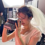 ウエディングドレス姿の島崎遥香、タキシード姿の佐野岳とのラブラブハートポーズショットを公開