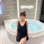 大原優乃、個室サウナで肌見せワンピース姿披露