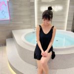 大原優乃、個室サウナで肌見せワンピース姿披露