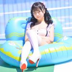 【写真特集 11枚】スリジエ・茜紬うた、ガーリーなメイド風ビキニで視線釘付け！＜近代麻雀水着祭2022＞