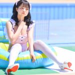 【写真特集 11枚】スリジエ・茜紬うた、ガーリーなメイド風ビキニで視線釘付け！＜近代麻雀水着祭2022＞