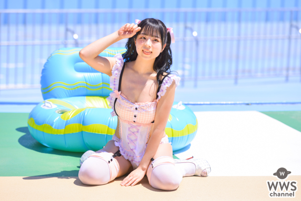 【写真特集 11枚】スリジエ・茜紬うた、ガーリーなメイド風ビキニで視線釘付け！＜近代麻雀水着祭2022＞