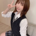 えなこ、制服コスプレで透き通る美脚披露