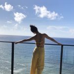 加治ひとみ、海をバックに背中見せショット公開！「背中も綺麗で美しい」