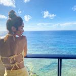 加治ひとみ、海をバックに背中見せショット公開！「背中も綺麗で美しい」