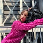 板野友美、ミニ丈ピンクドレスから美脚披露！