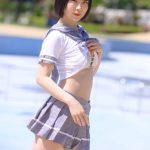 【写真特集 7枚】ハートの心電図・星つばき、セーラー服をまくってふっくらバスト見せつけ！＜近代麻雀水着祭2022＞
