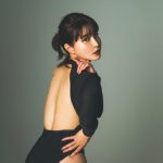 岸明日香「好き？」、背中開きのボディースーツ姿で振り向きざまに美尻見せつけ！