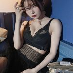 益若つばさ、セクシーすぎる黒レースのランジェリー姿を公開！