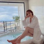 桃衣香帆、ガウンから美脚のぞかせた無防備ショット公開！