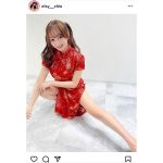 elsy・愛森ちえ、真っ赤なチャイナ服で美脚全開！