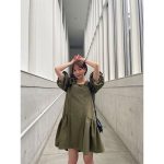 森保まどか、カーキー色のミニ丈ワンピースで美脚チラリ！