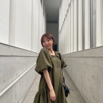 森保まどか、カーキー色のミニ丈ワンピースで美脚チラリ！