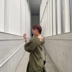 森保まどか、カーキー色のミニ丈ワンピースで美脚チラリ！