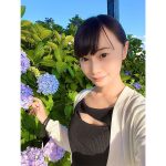 望月琉叶、胸チラトップスから透明肌を披露！