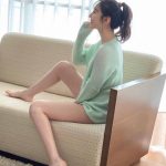 松井咲子、ニット×美脚のギャップにファン悶絶！