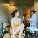 永尾まりや、プライベートサウナの水着自撮りで美肌全開！