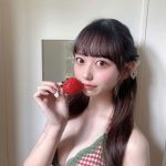 AKB48・大盛真歩、ビキニ衣装でイチゴを持ったグラビアオフショット公開！
