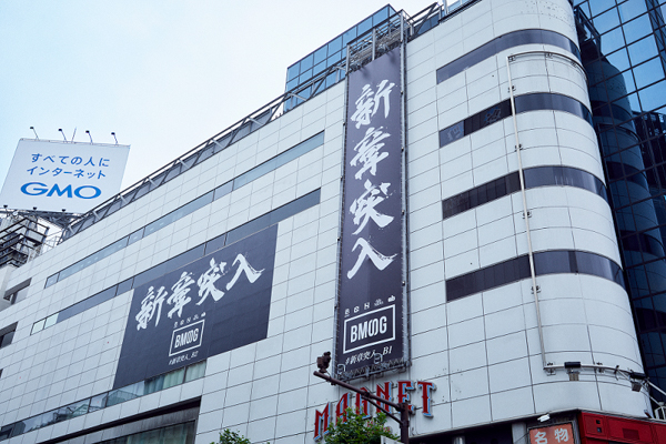 SKY-HI設立の『BMSG』、「新章突入」と掲げた大量のポスターで渋谷をジャック