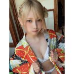 篠崎こころ、浴衣越しにランジェリーを披露するセクシーオフショット公開