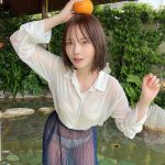 新谷姫加、着衣で浸かった温泉ショットで濡れ肌透明ボディ披露！