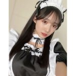 横野すみれ、メイドコスプレの至近距離ショットで艶肌披露