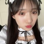 横野すみれ、メイドコスプレの至近距離ショットで艶肌披露