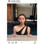 江野沢愛美、艶肌ボディのぞくワンショル水着ショットを公開！