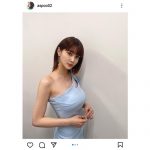 岸明日香、デコルテ全開のワンショルセクシードレス姿を公開！