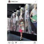 宮脇咲良、ルイ・ヴィトンを身にまといノースリーブトップス&ミニスカドレス姿を披露!